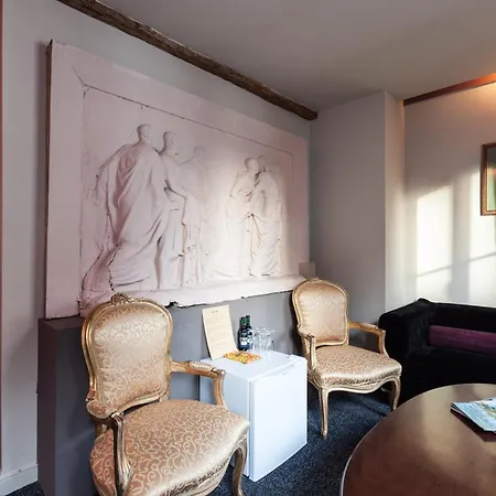 Diamonds And Pearls Hotel