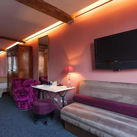 Diamonds And Pearls Hotel