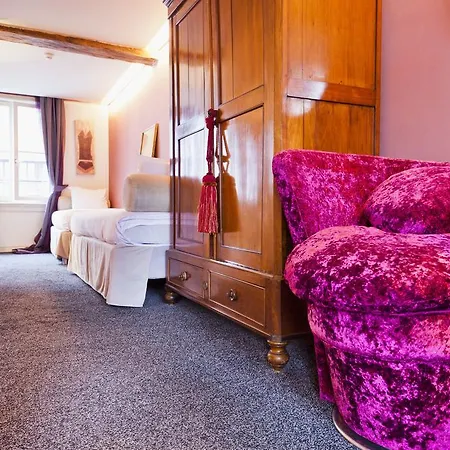 Diamonds And Pearls Hotel 2*