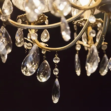 Hotel Diamonds And Pearls